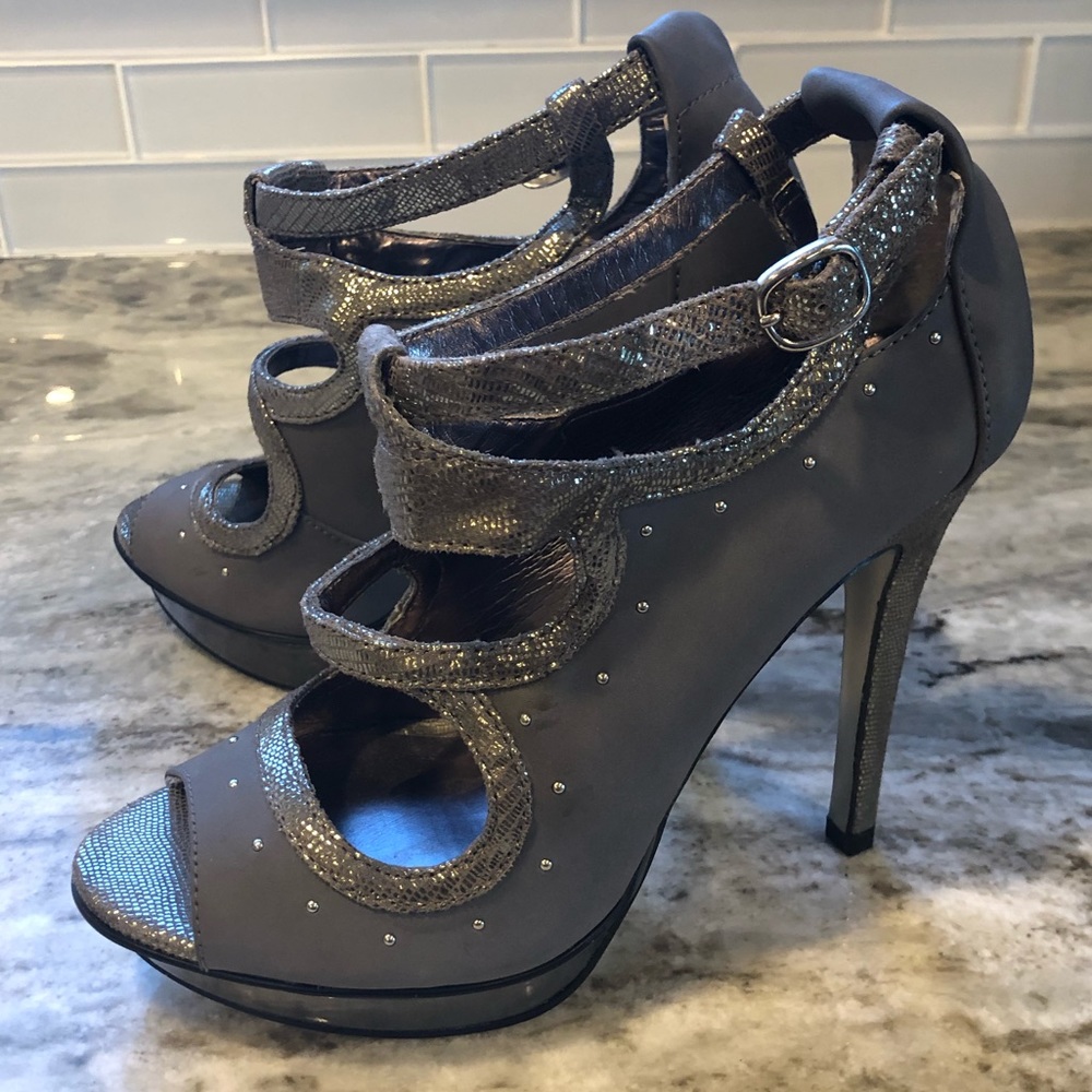 Steve Madden Grey/Silver Texture Heels